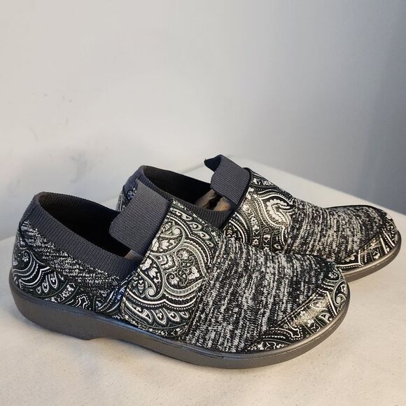 Traq by Alegria Paisley Pattern Knit Fabric Walking Flats Size 37 - Picture 3 of 7